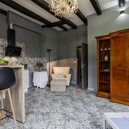 2 Bedroom Moon Apartment *