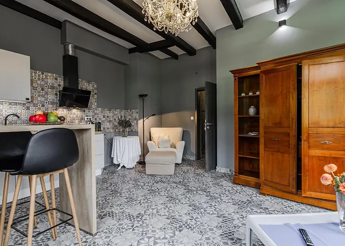 2 Bedroom Moon Apartment *